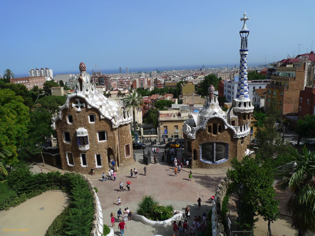 110 Barcelone L'Eixample Parc Guell par Gaudi -les 2 petites maisons des gardiens inspirées de Hansel et Gretel