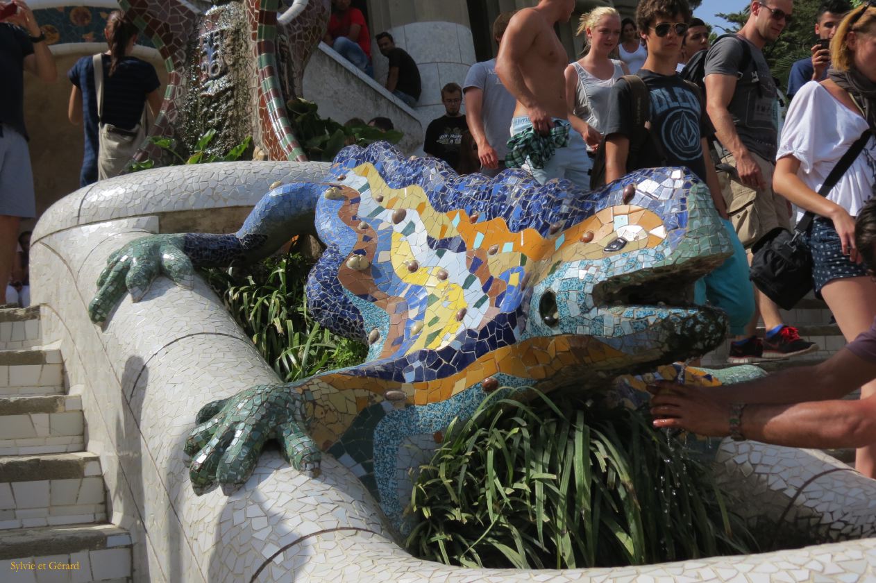 112 Barcelone L'Eixample Parc Guell salamandre en trencadis