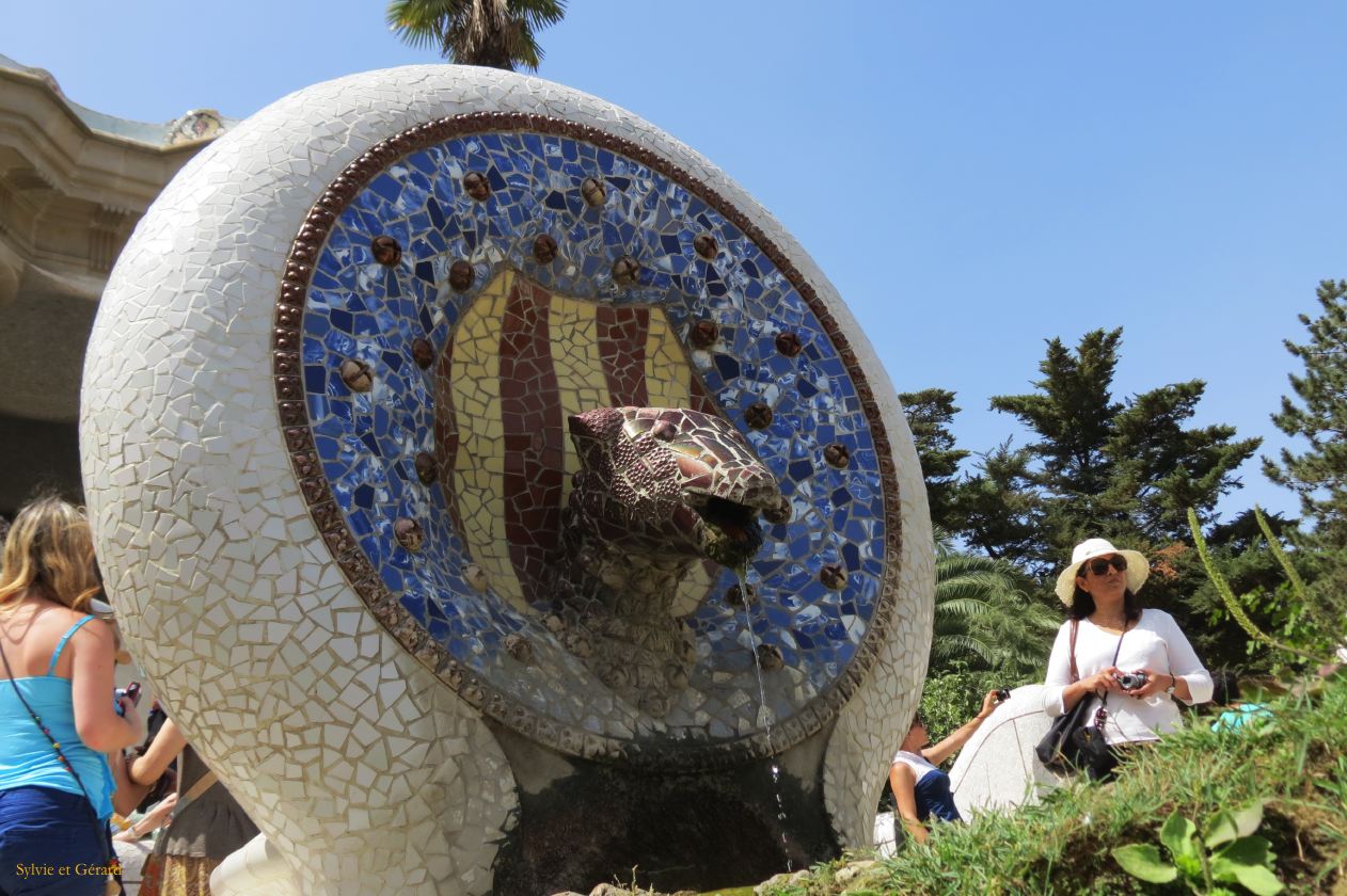 113 Barcelone L'Eixample Parc Guell fontaine arborant les armes de la Catalogne
