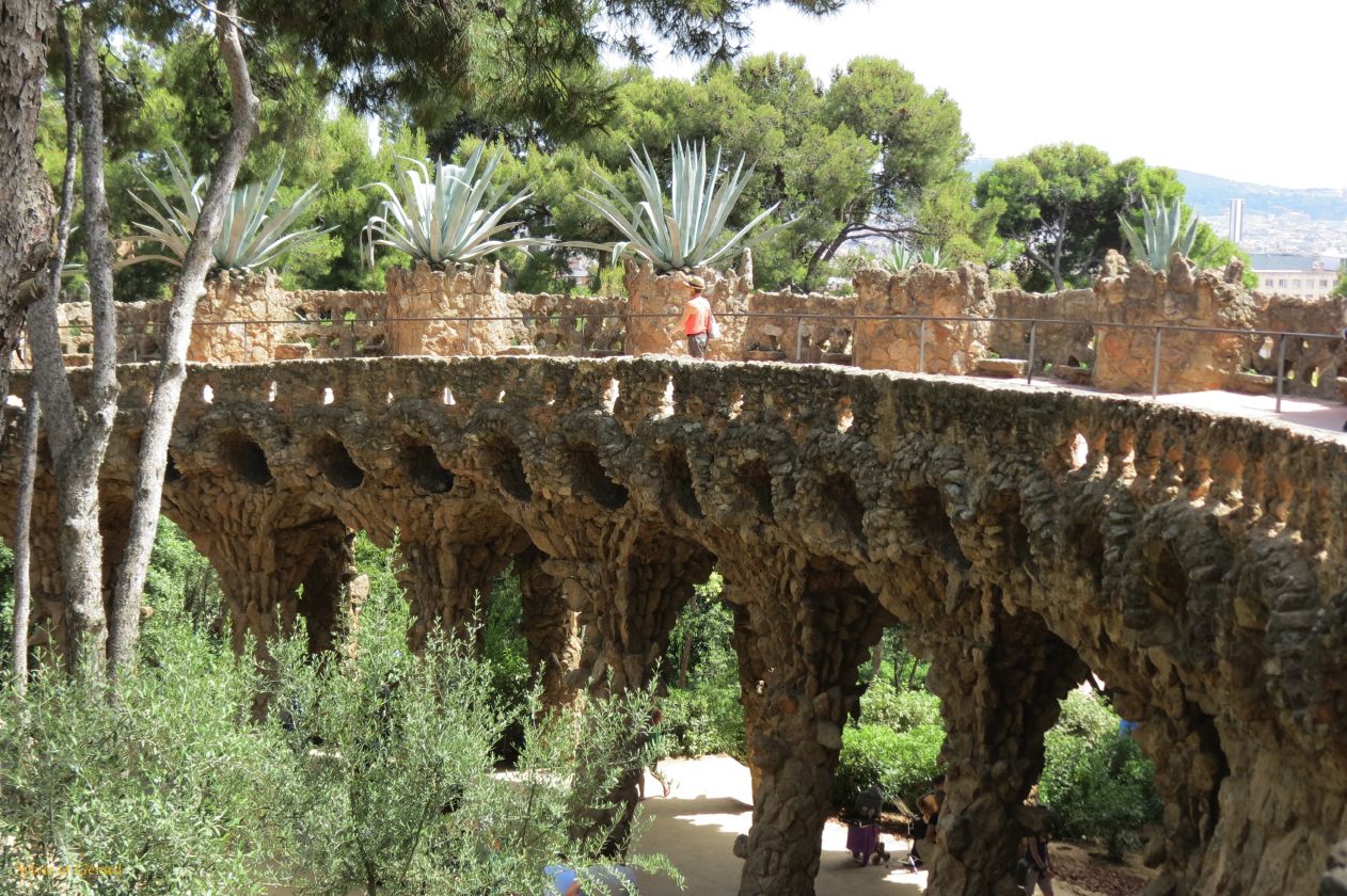 114 Barcelone L'Eixample Parc Guell arches monochromes