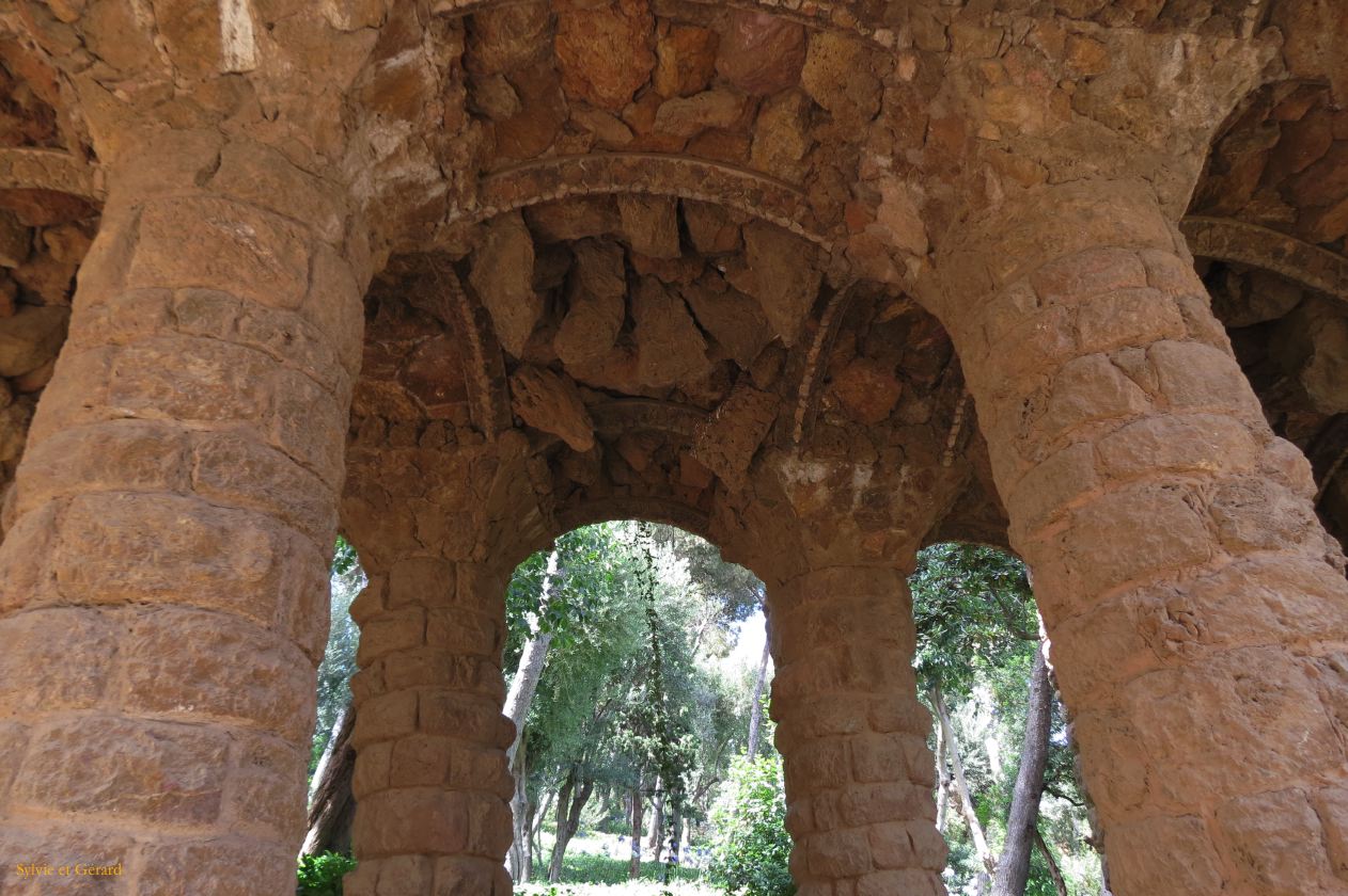 115 Barcelone L'Eixample Parc Guell impression de grottes naturelles