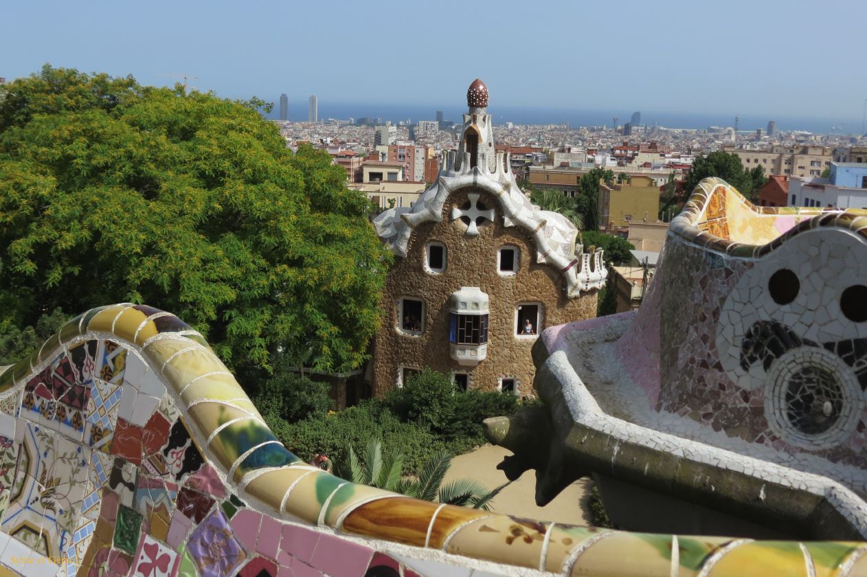 118 Barcelone L'Eixample Parc Guell l'esplanade en trencadis