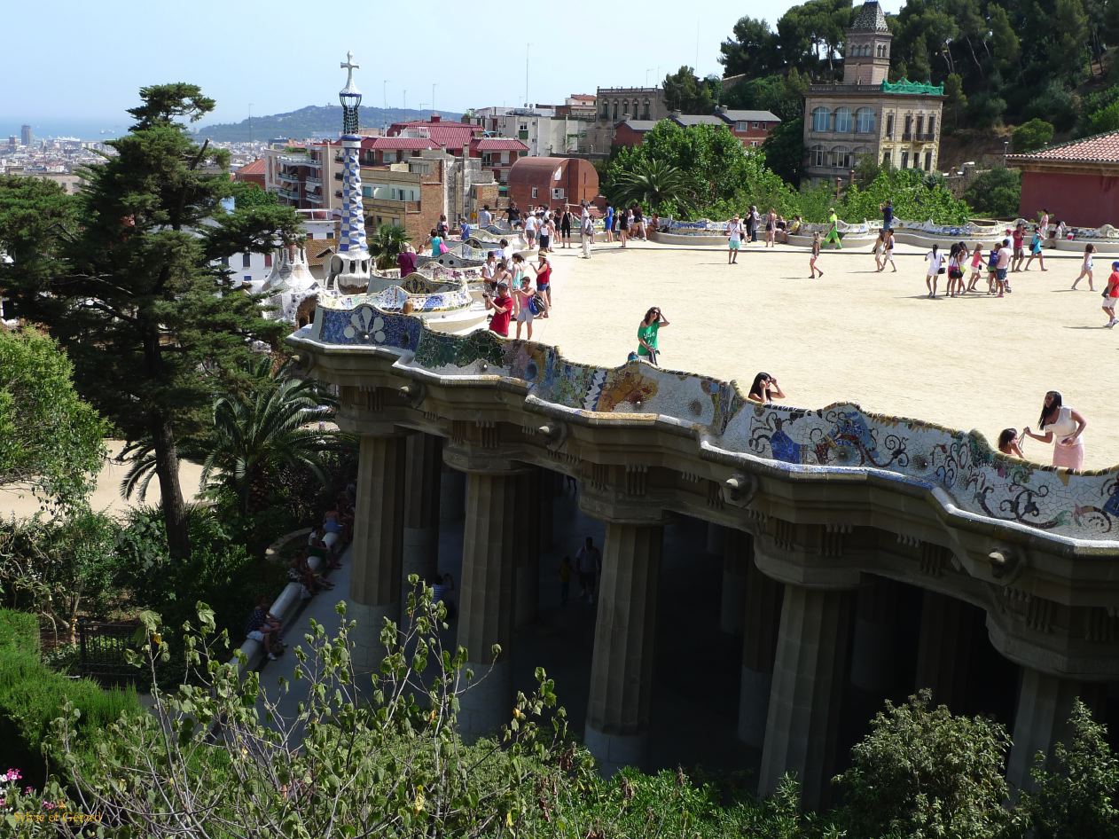 119 Barcelone L'Eixample Parc Guell l'esplande et son immense banc sinueux