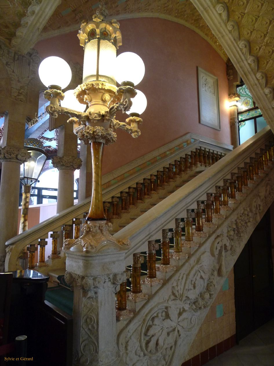 147 Barcelone San Pere Palau de la Musica Catalana un des escaliers du hall