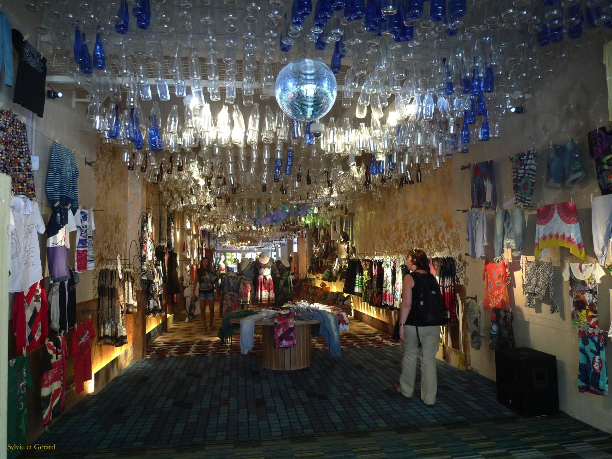 037 Barcelone Barri Gotic au hasard des rues  boutique Desigual