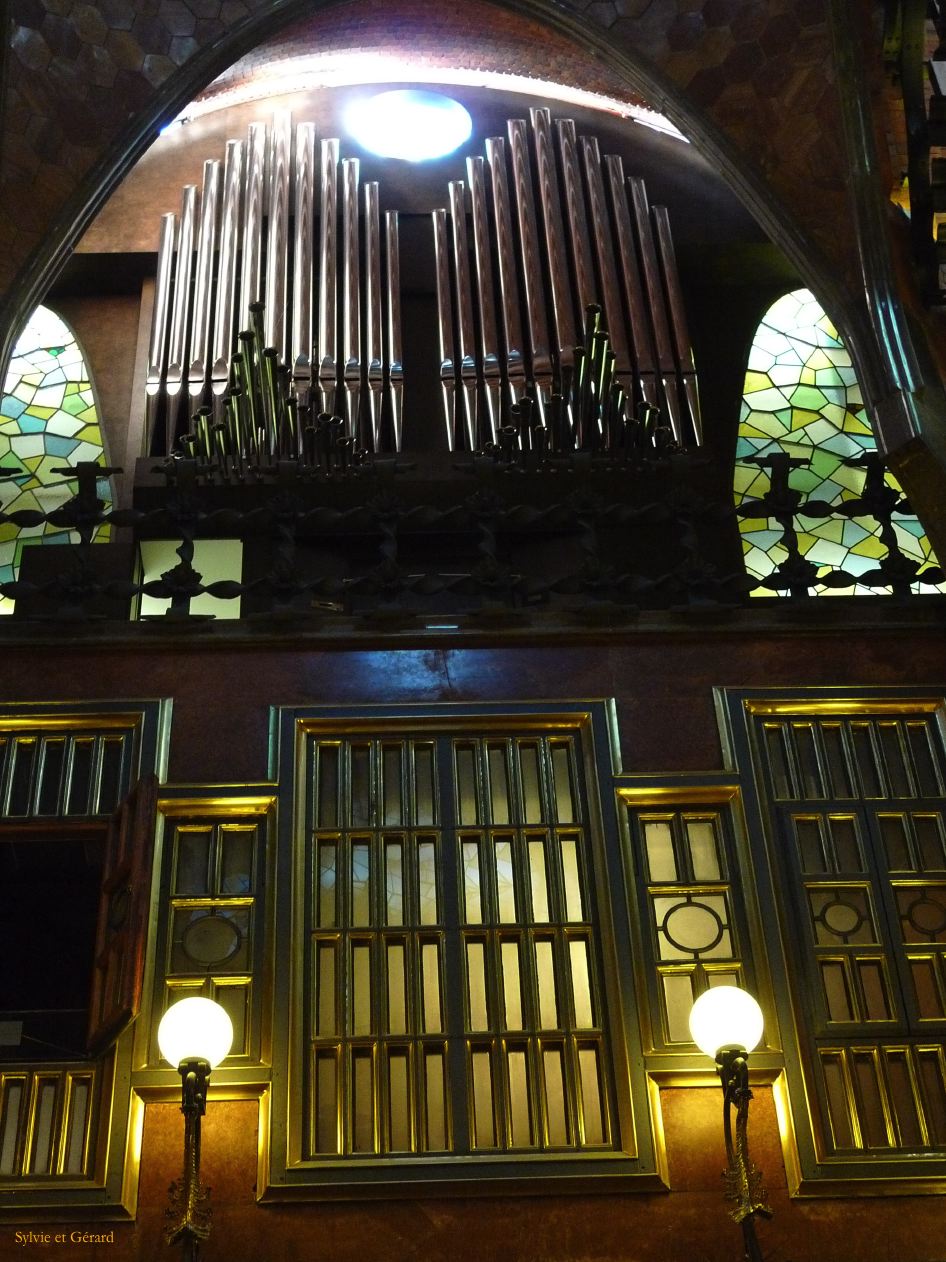 039 Barcelone Barri Gotic Palau Guell construit par Antoni Gaudi -l'orgue