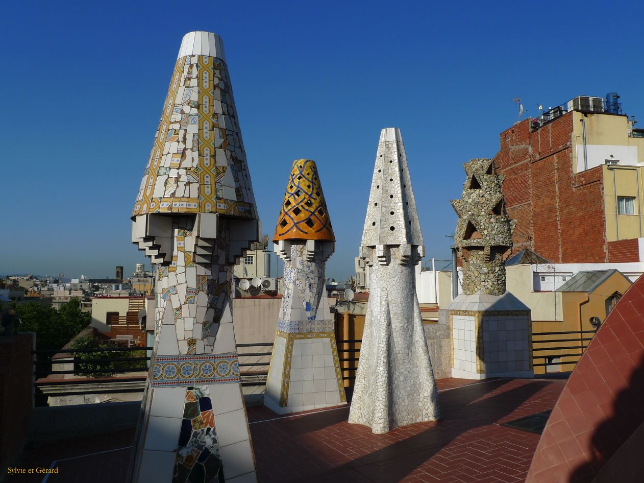 042 Barcelone Barri Gotic Palau Guell  - les cheminées en 