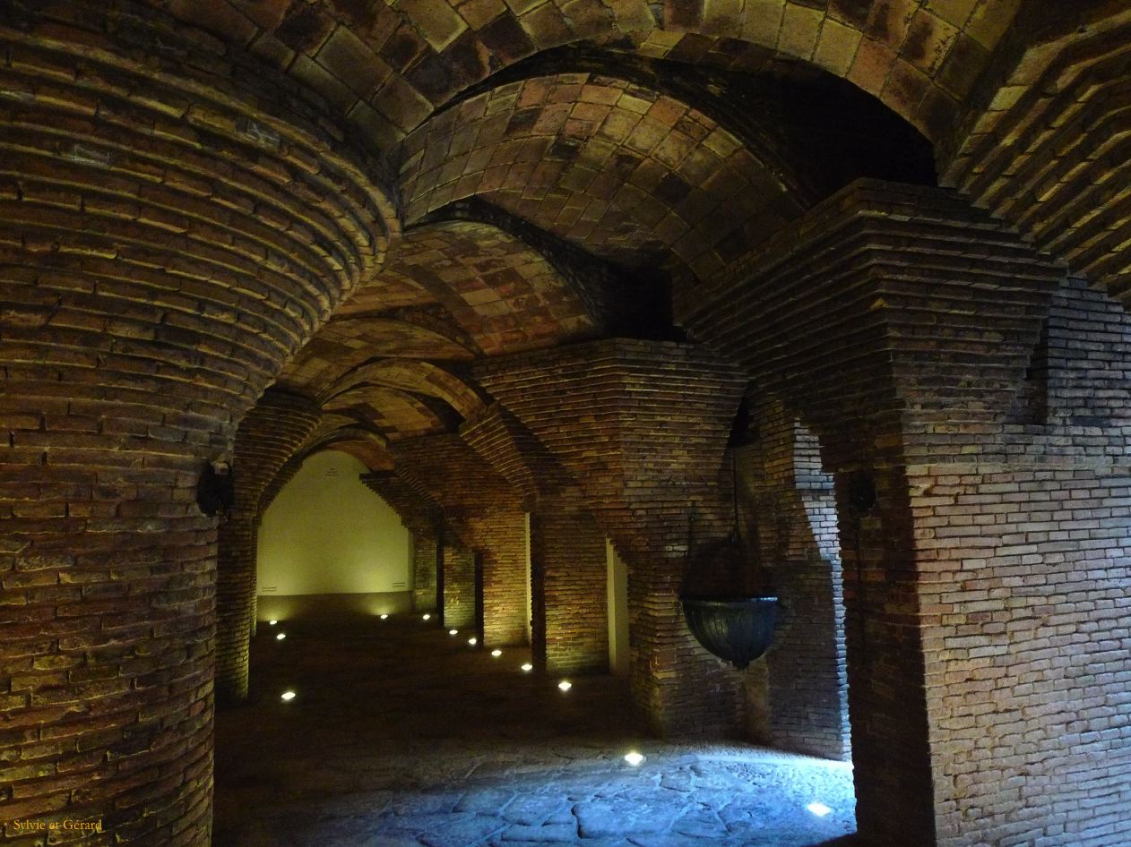 045 Barcelone Barri Gotic Palau Guell au sous sol les écuries