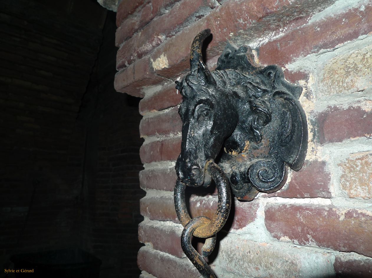 046 Barcelone Barri Gotic Palau Guell  attache pour chevaux