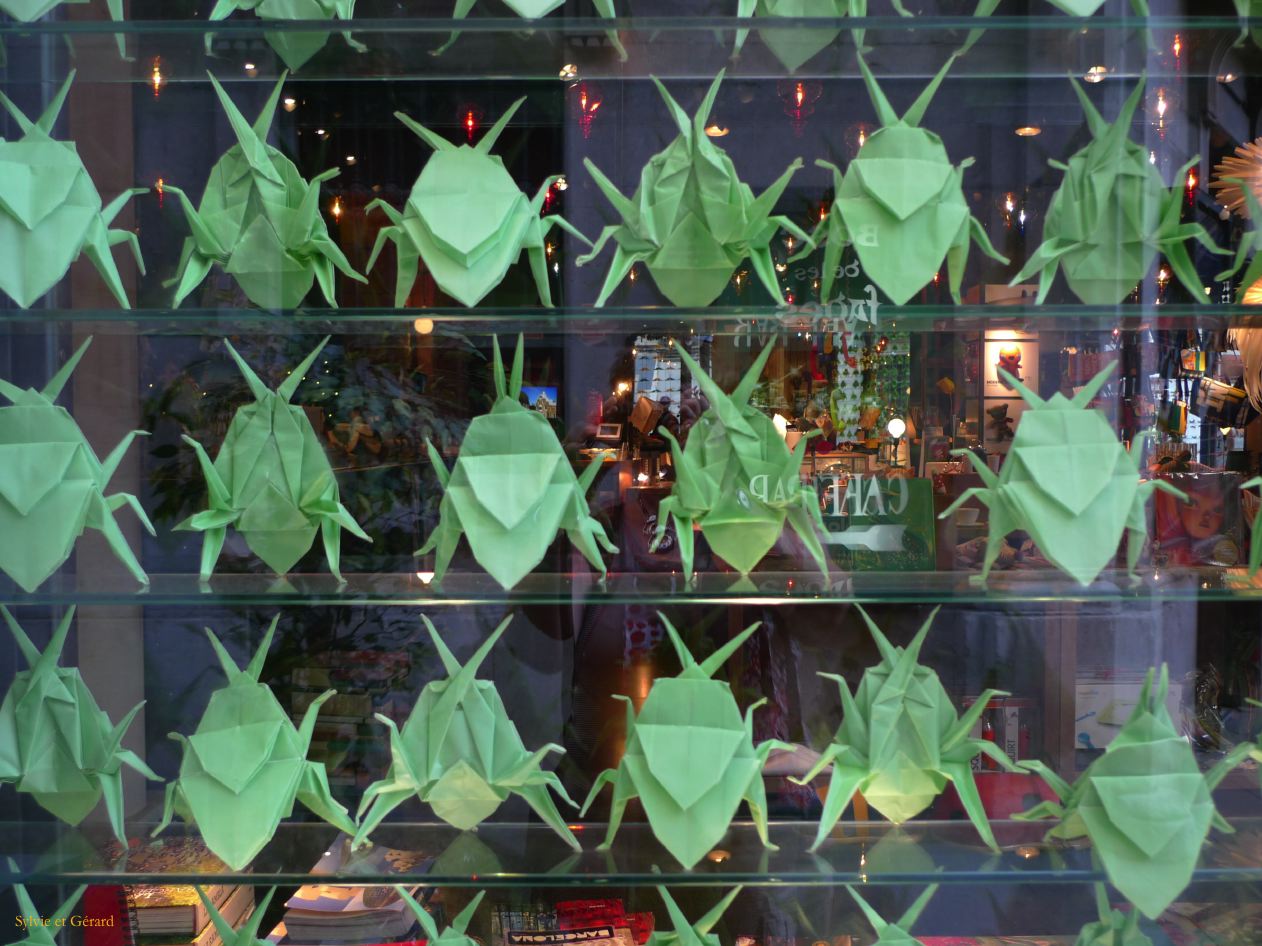 048 Barcelone Barri Gotic au hasard des rues - des cafards mais en origami