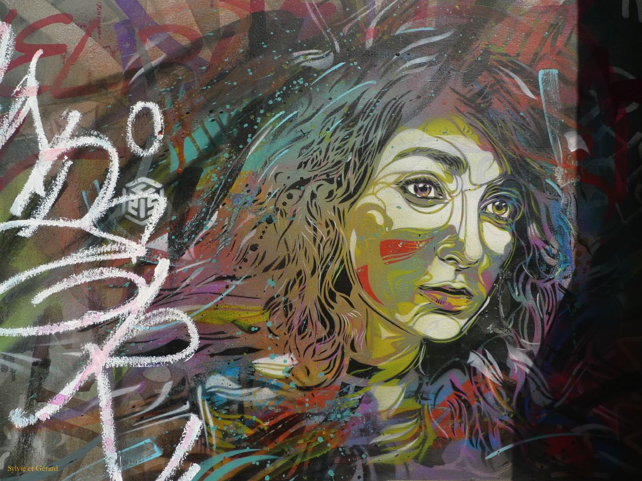 051 Barcelone Barri Gotic tags