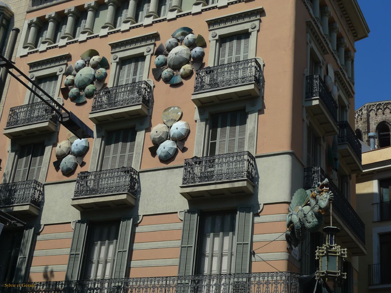 053 Barcelone Barri Gotic au hasard des rues maison aux parapluies