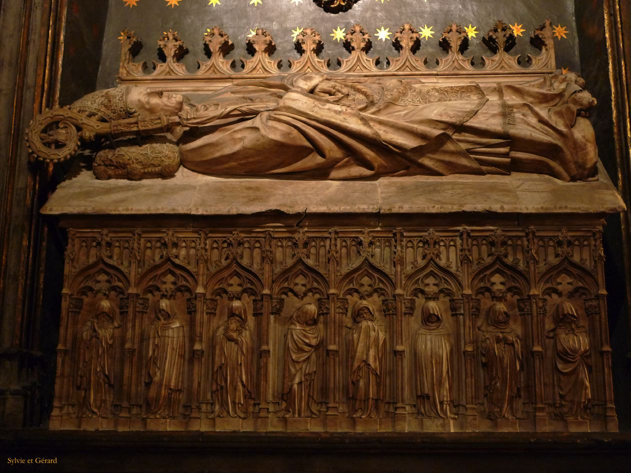 007 Barcelone Barri Gotic Cathédrale de la Seu - un des tombeaux royaux