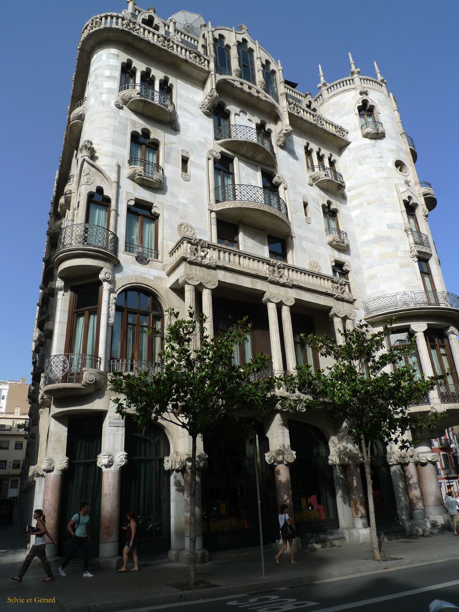 074 Barcelone L'Eixample édifice moderniste de Gracia