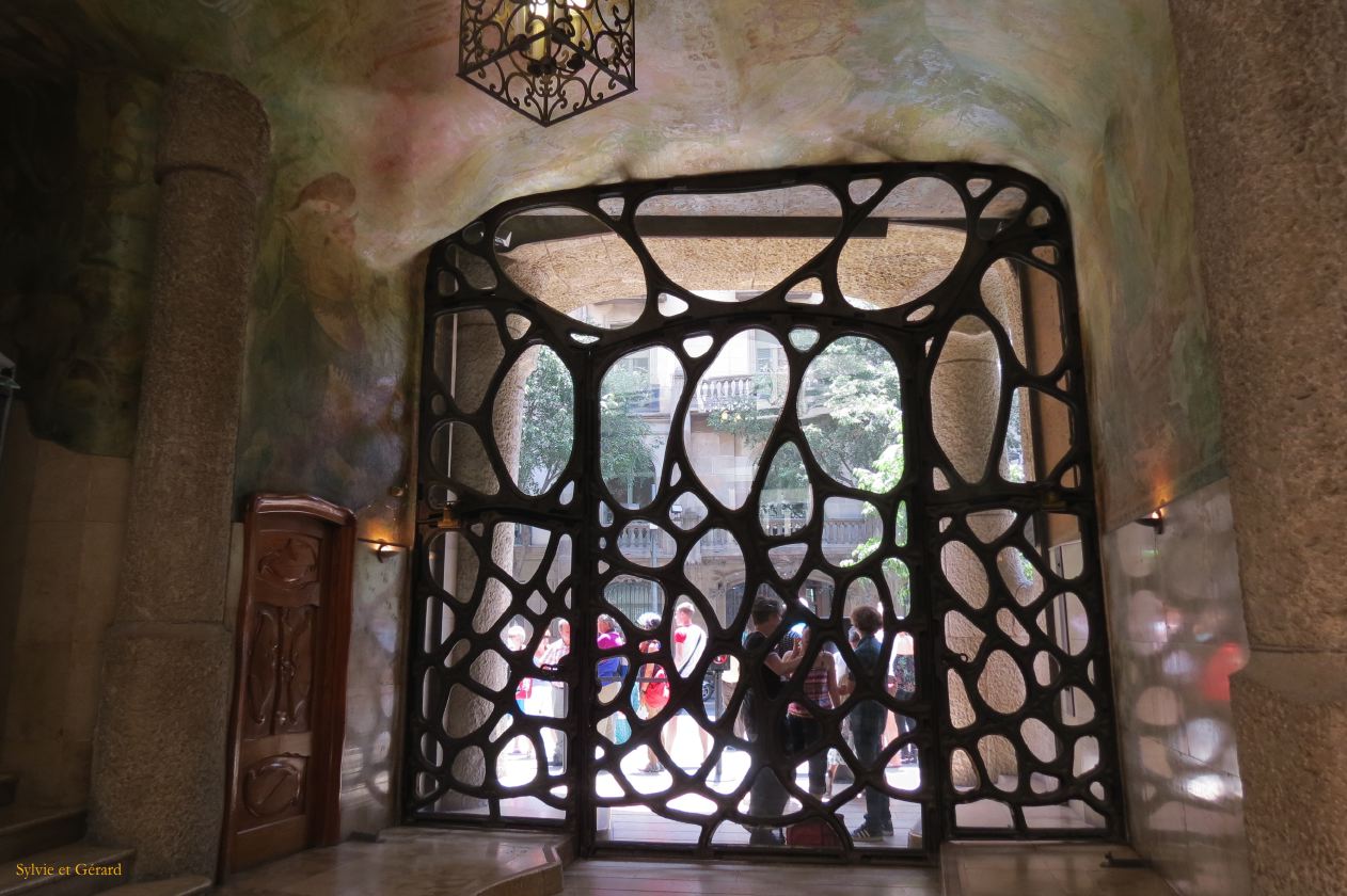 076 Barcelone L'Eixample La Pedrera l'entrée