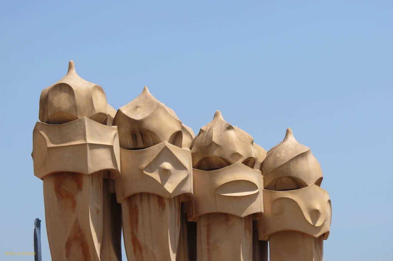 080 Barcelone L'Eixample La Pedrera le toit terrasse et ses personnages