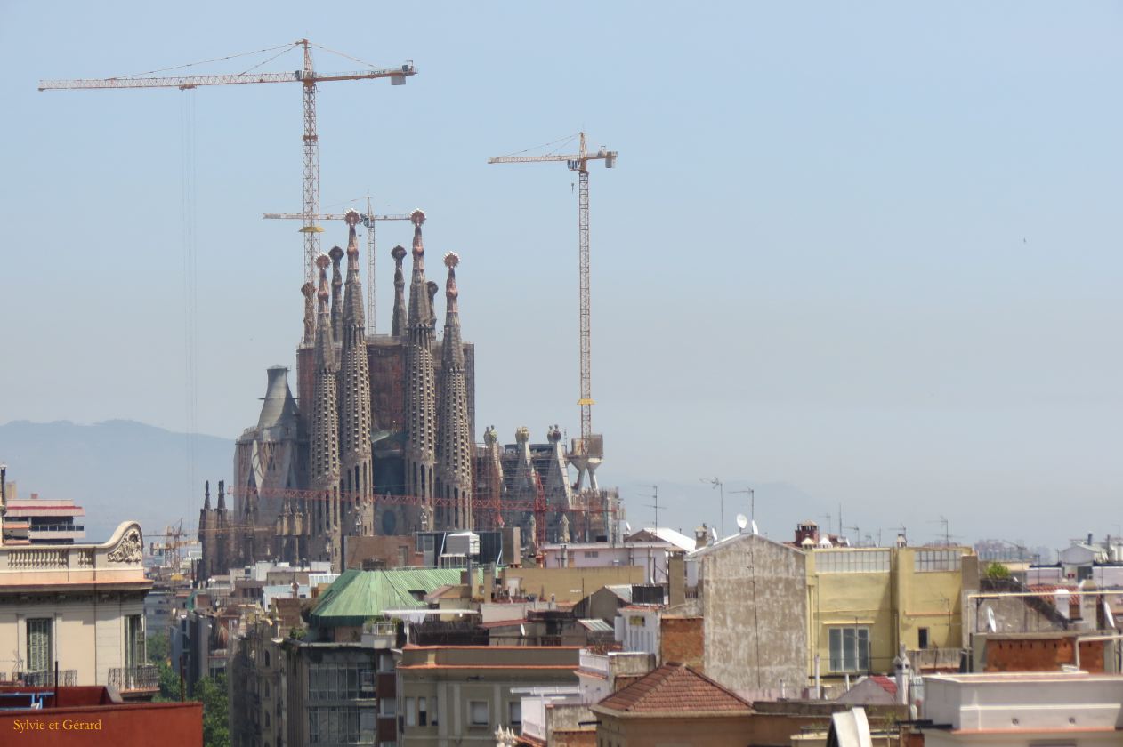 081 Barcelone l'Eixample La Pedrera vue sur la Sagrada Familia 