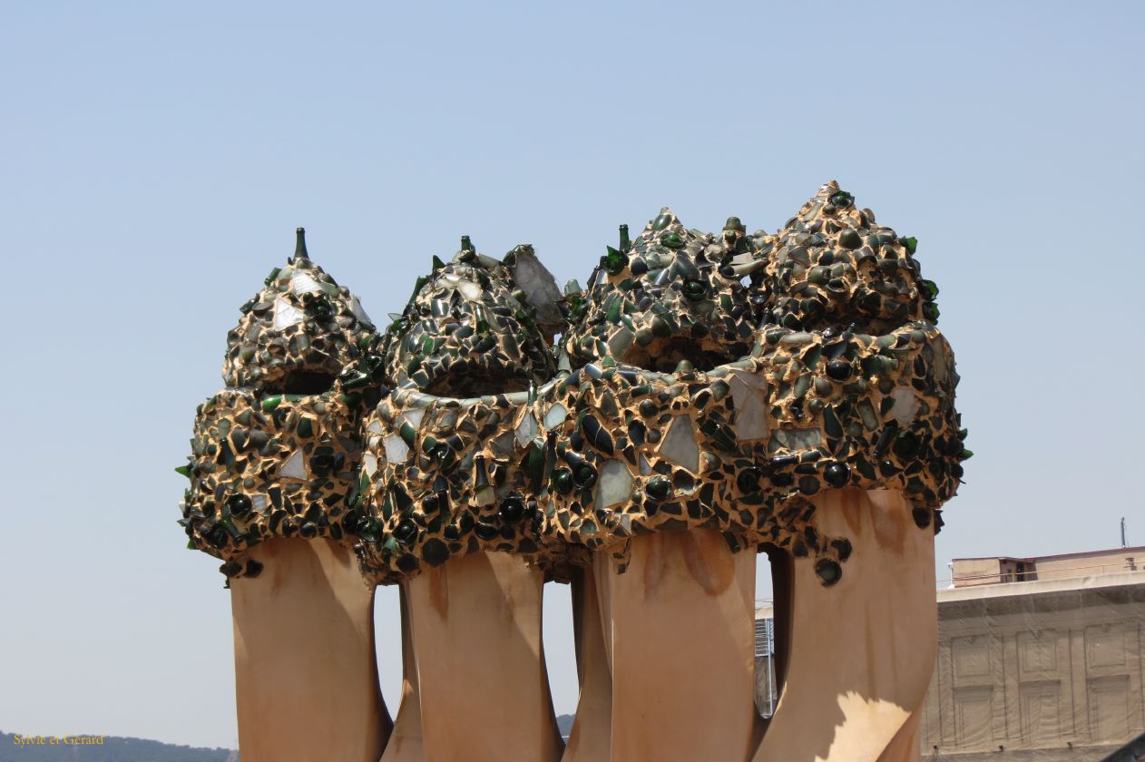 084 Barcelone L'Eixample La Pedrera cheminée recouverte de tessons de bouteille de champagne