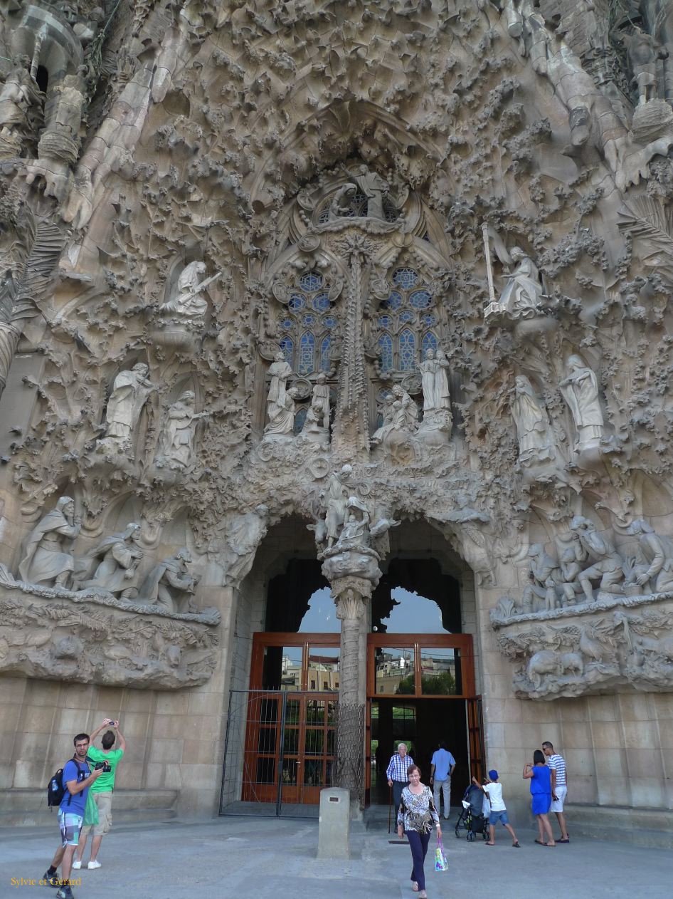 090 Barcelone L'Eixample La Sagrada Familia façade de la nativité