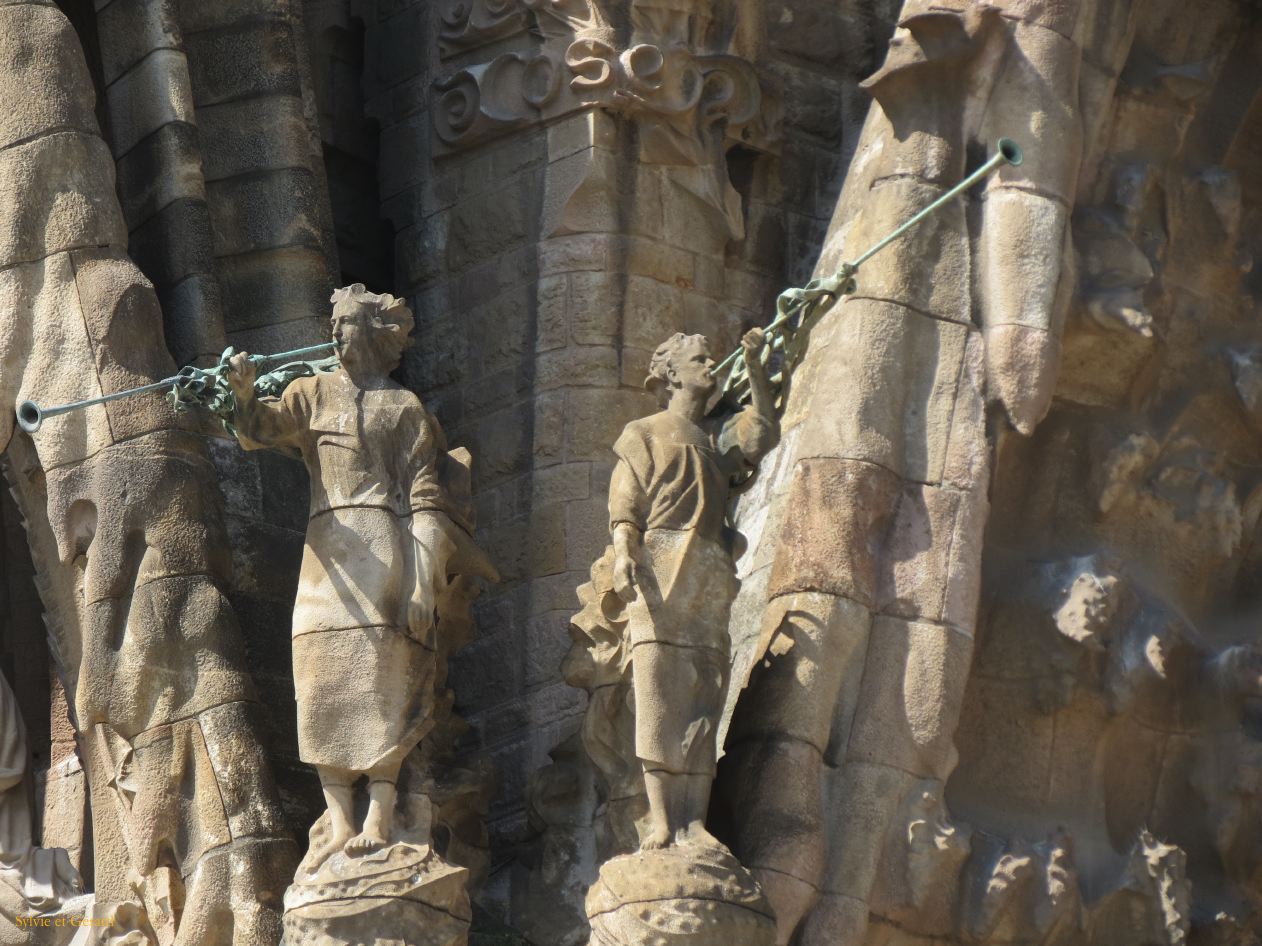 091 Barcelone L'Eixample La Sagrada Familia façade de la nativité
