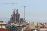 081 Barcelone l'Eixample La Pedrera vue sur la Sagrada Familia 