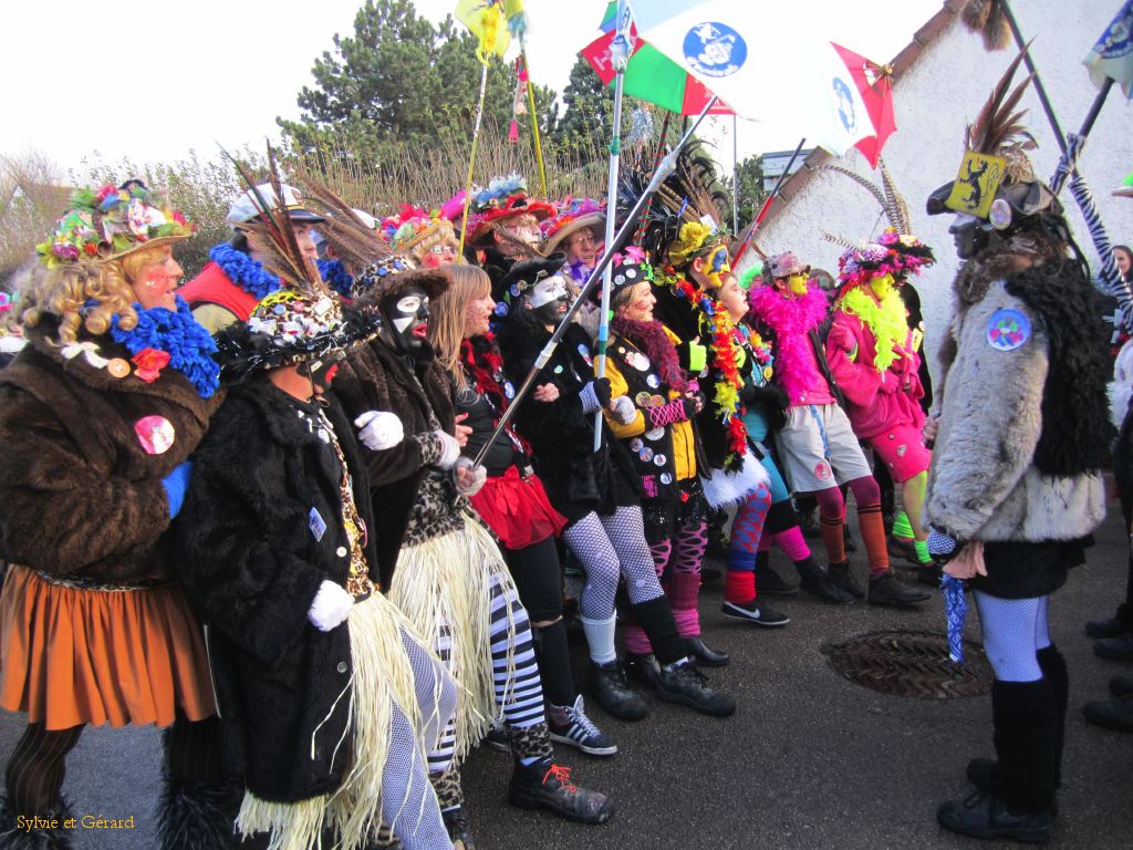 30 pendant le chahut les carnavaleux se tiennent par les coudes