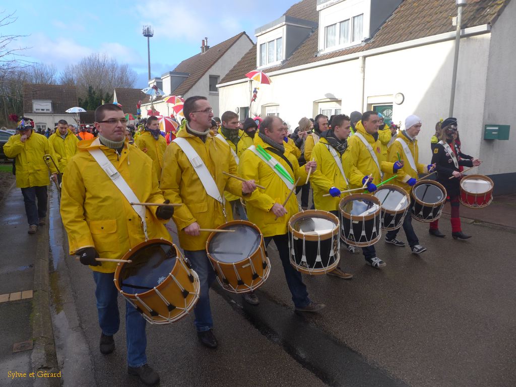 40 les tambours jouent la bande continue d'avancer