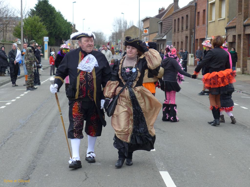 23 les carnavaleux se dirigent vers le défilé