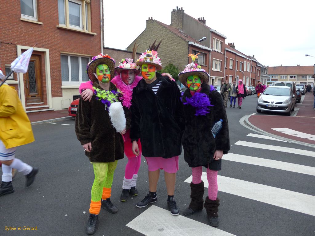 27 le centre ville est abandonné aux carnavaleux