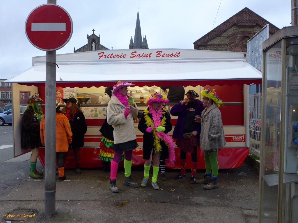 39 une petite frite en attendant le cortège