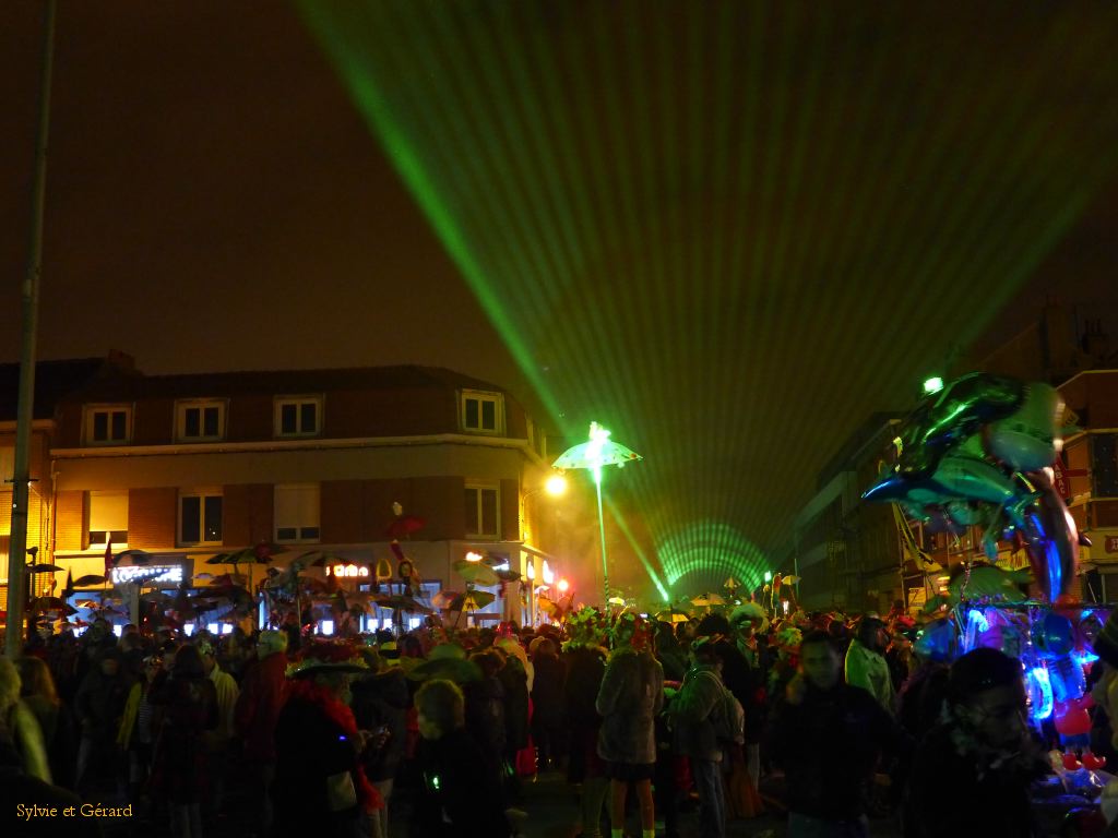 54 arrivée devant la mairie