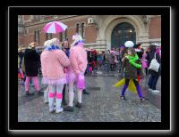 Dunkerque Centre Ville 50 sous la grèle en attendant le lancé de harengs