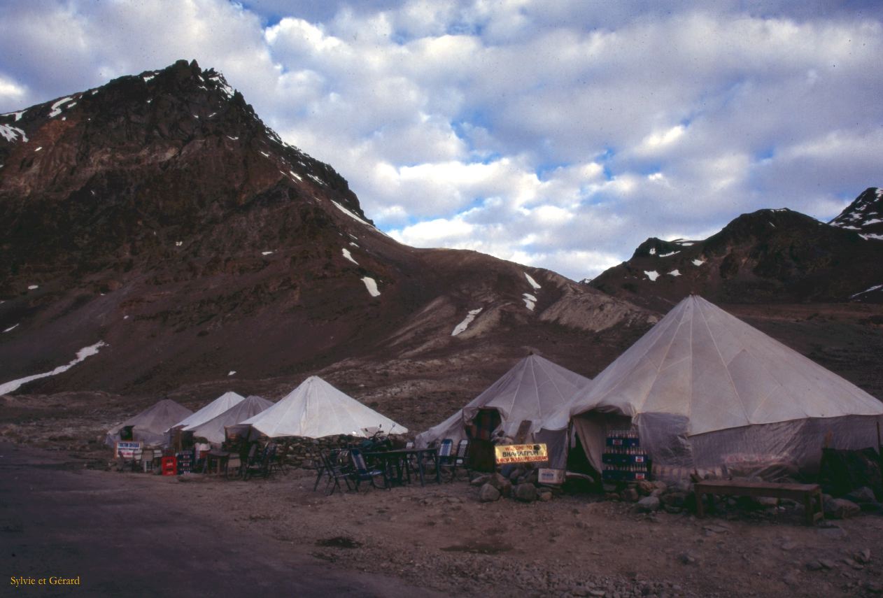 F 10 Ladhak Leh-Manali Highway gargottes pour la pause Inde 1995-176