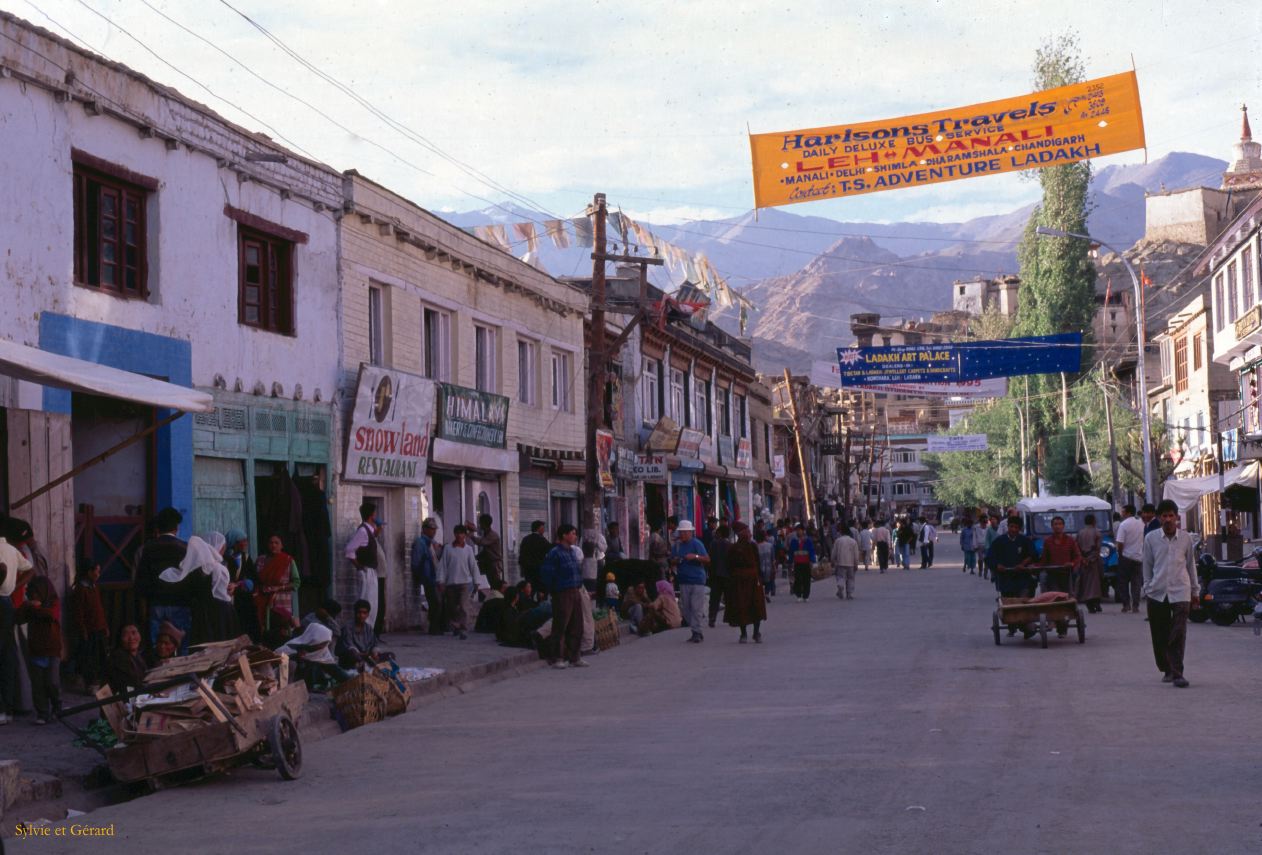A 16 Ladhak Leh commerce de la rue principale Ladhak Inde 1995-025