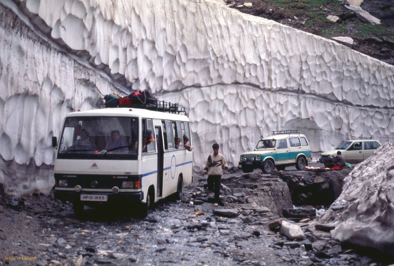 F 29 Ladhak Leh-Manali Highway notre mini-bus Inde 1995-179
