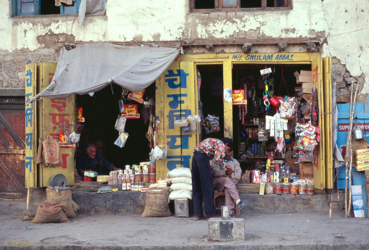 A 19 Ladhak Leh commerce Ladhak Inde 1995-030