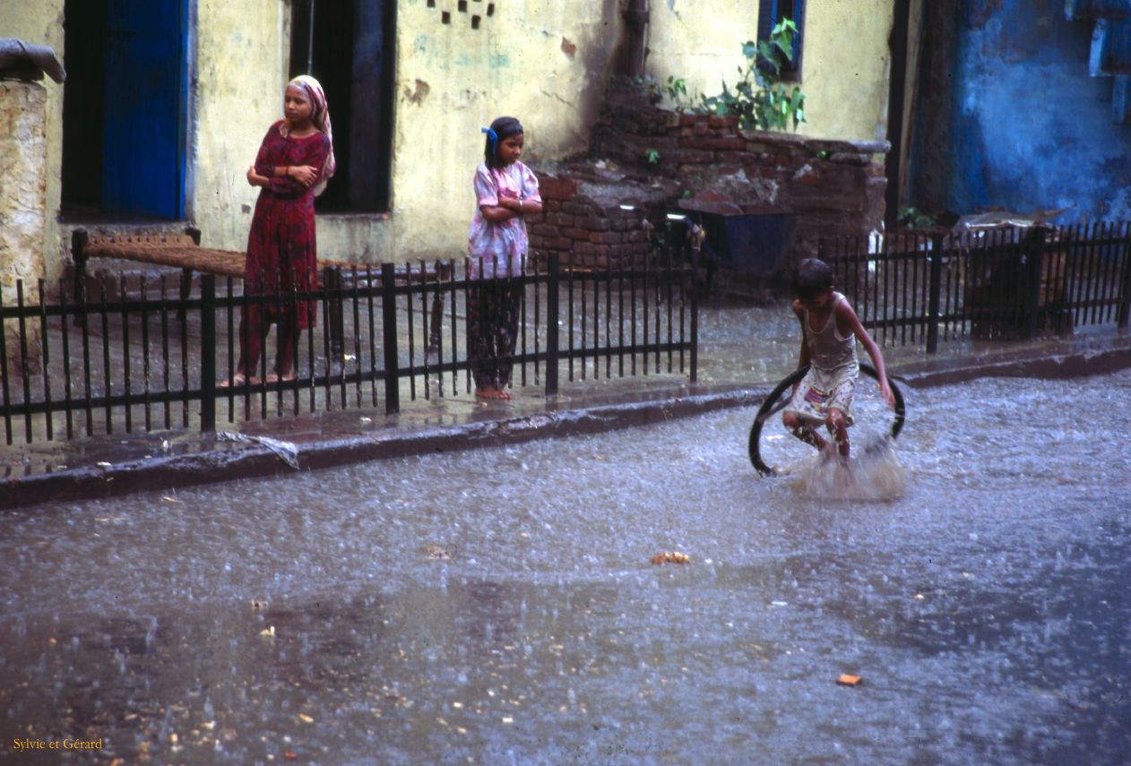 H 03 Delhi Old Delhi sous la pluie Inde 1995-231