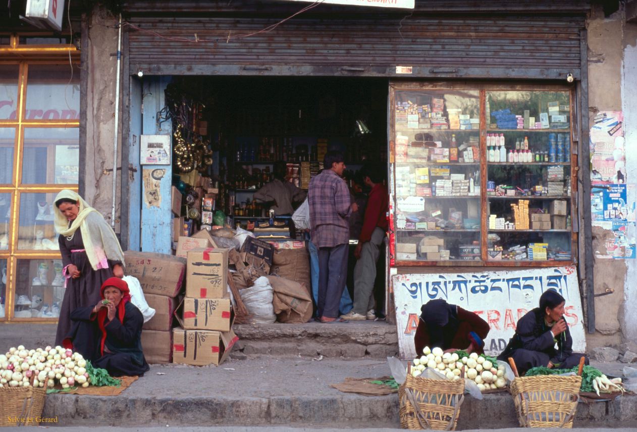 A 34 Ladhak Leh marché Ladhak Inde 1995-026