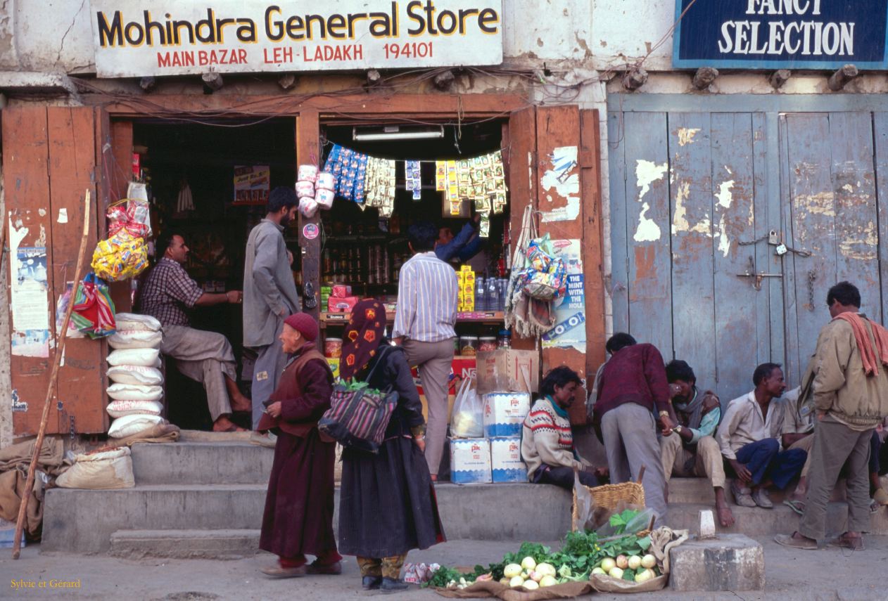 A 35 Ladhak Leh marché Ladhak Inde 1995-028
