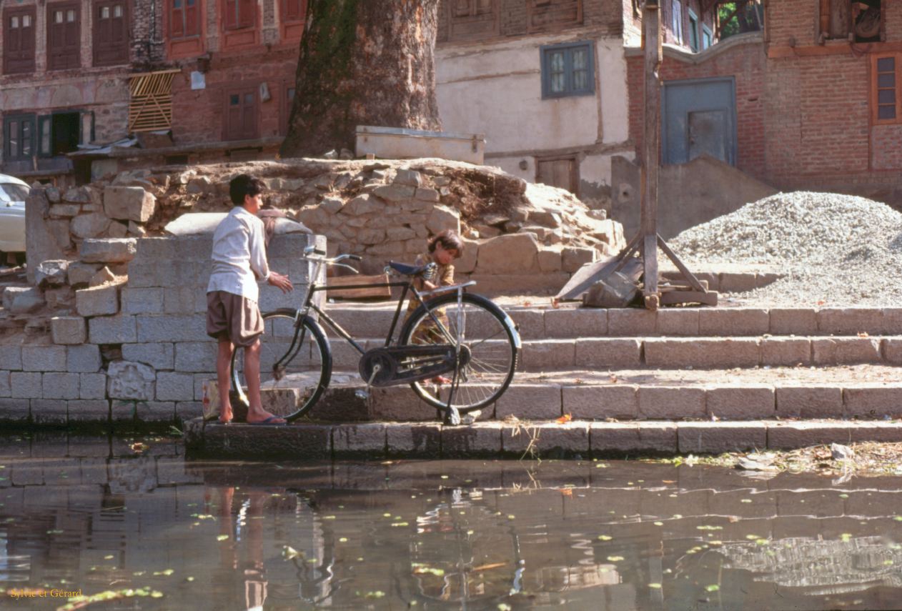 125 Srinagar garçon et son vélo le long du canal Cachemire Inde-1991-123