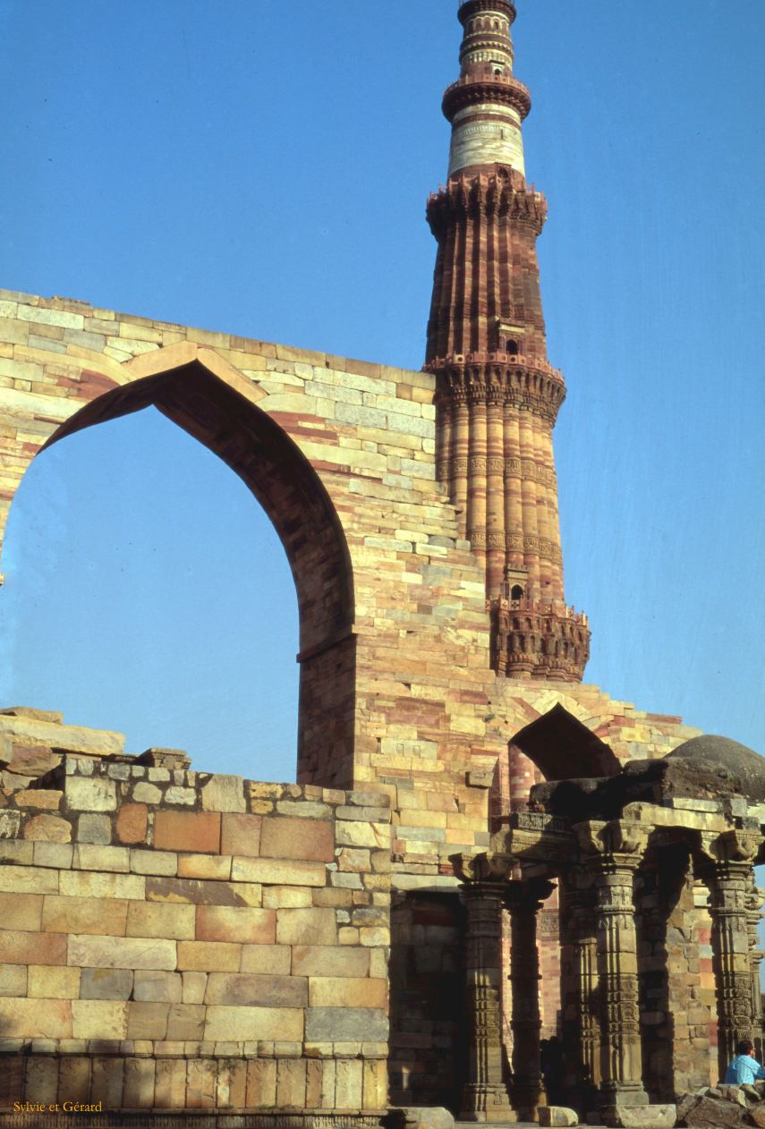 13 Dehli Fort Rouge Qutb minar Inde-1991-013