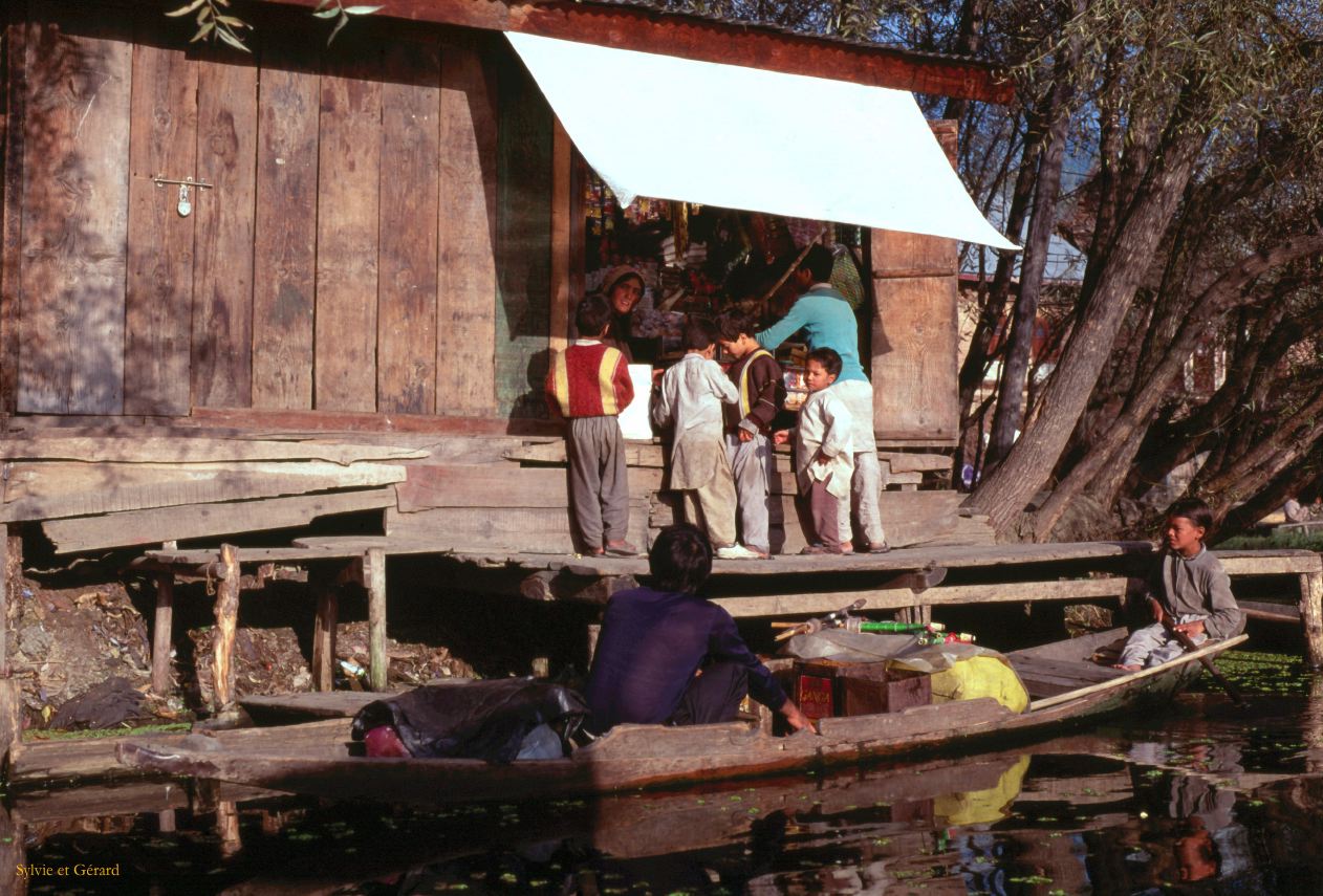 138 Srinagar épicerie Cachemire Inde-1991-136