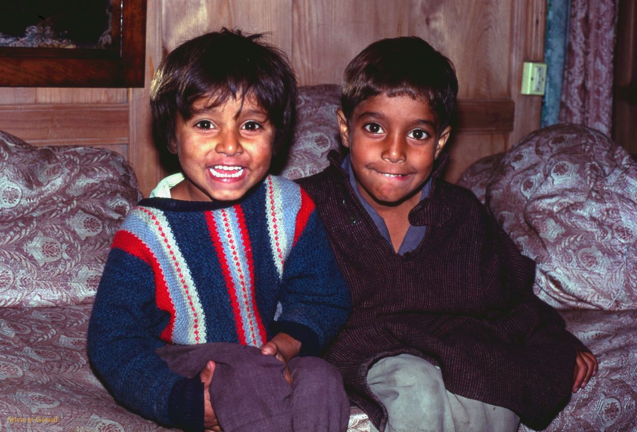 140 Srinagar enfants sur notre house boat Cachemire Inde-1991-138