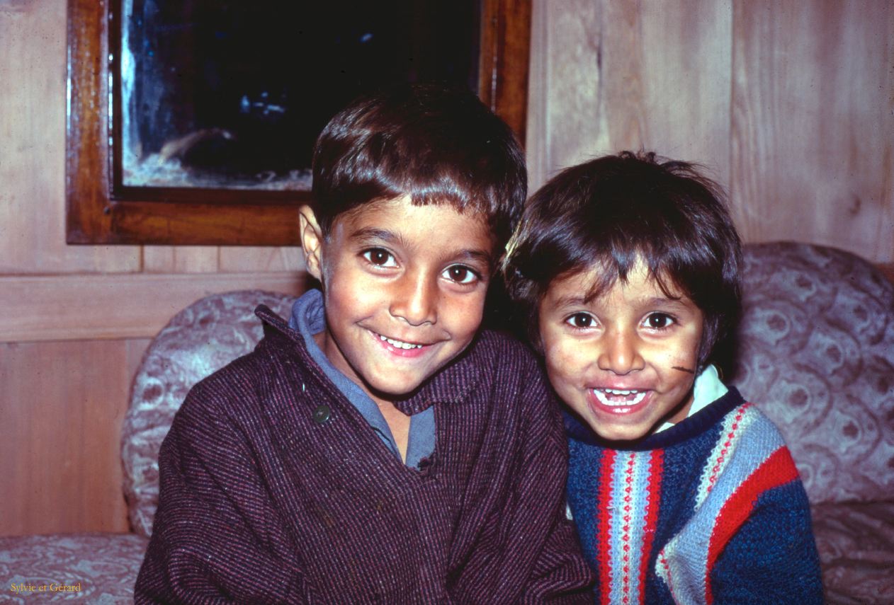 141 Srinagar enfants sur notre house boat Cachemire Inde-1991-139