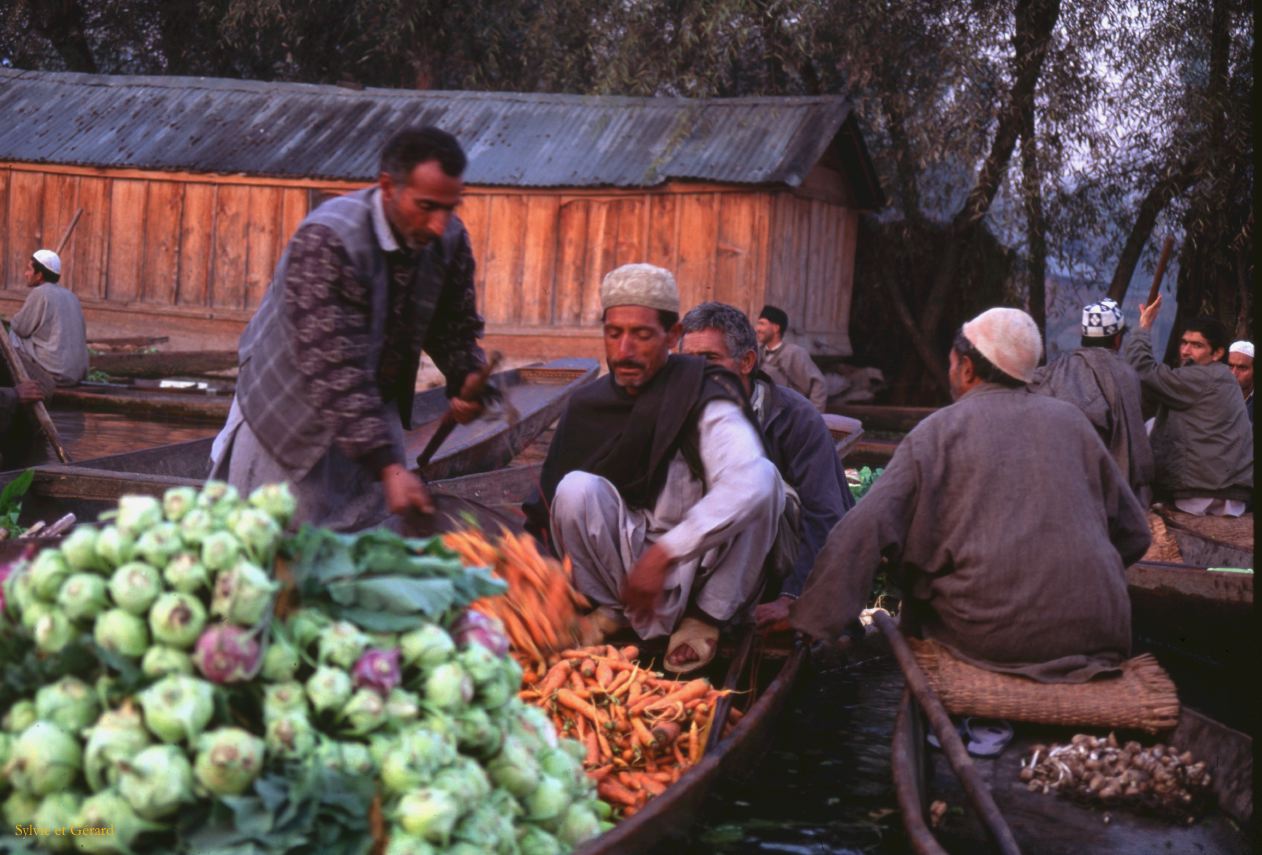 144 Srinagar marché sur le lac Cachemire Inde-1991-142