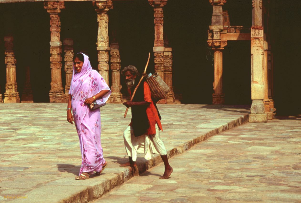 15 Dehli Qutb minar pélerins Inde-1991-015