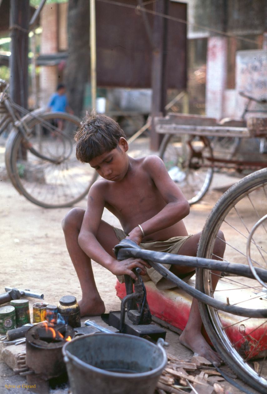 161 Bénarés réparateur de vélo Uttar Pradesh Inde-1991-159