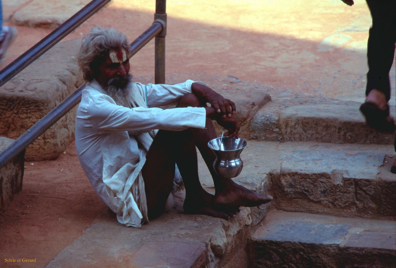 16 Dehli Qutb minar sadhou Inde-1991-016