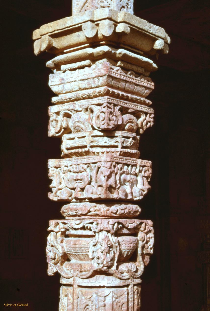18 Dehli Qutb minar pilier de la mosquée Inde-1991-018
