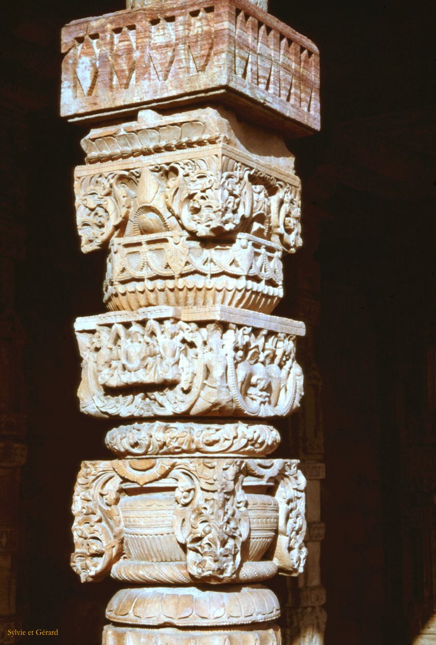19 Dehli Qutb minar pilier de la mosquée Inde-1991-019
